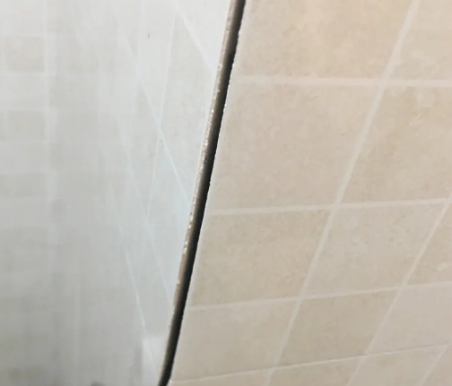 永平瓷砖空鼓维修公司分享阳台瓷砖脱落的修复过程可以分为以下几个步骤