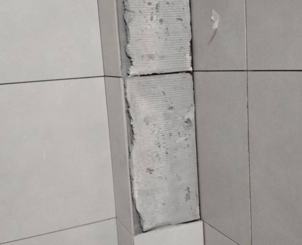 永平瓷砖空鼓维修公司分享下瓷砖施工前基层浇水润湿程度不足，可能导致以下问题