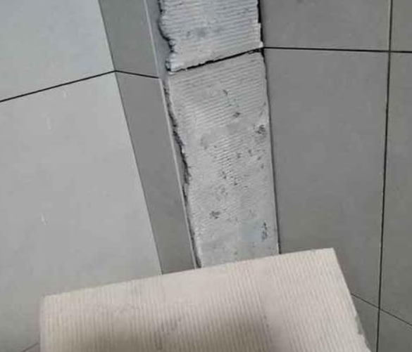 永平瓷砖空鼓维修公司分享下厨房瓷砖脱落的补救措施。